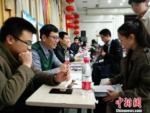 中国侨网3月28日,由中共江西省委组织部、江西省人力资源和社会保障厅组织的高层次人才专场招聘会第三站在沈阳举行。 王剑 摄