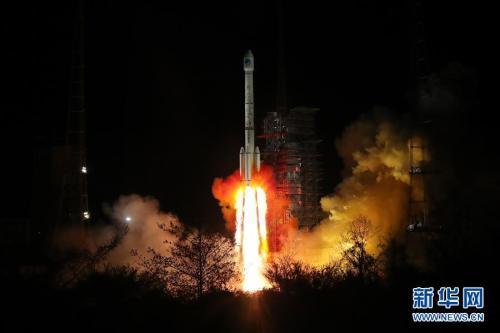 中国侨网3月30日，我国在西昌卫星发射中心用长征三号乙运载火箭(及远征一号上面级)，以“一箭双星”方式成功发射第三十、三十一颗北斗导航卫星。梁珂岩摄 图片来源：新华网