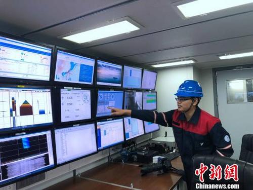 中国侨网这是嘉庚号的电子实验室，所有科考作业的指挥中心，　陈悦　摄