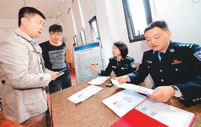 中国侨网3月29日,西安市公安局高新分局高新路派出所户籍民警在户籍新政宣传活动上现场受理落户需求。 新华社记者 李一博摄