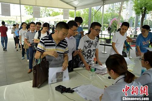 中国侨网资料图:四川成都天府新区政务服务中心外准备申请落户的大学毕业生排起长队。 中新社记者 刘忠俊 摄