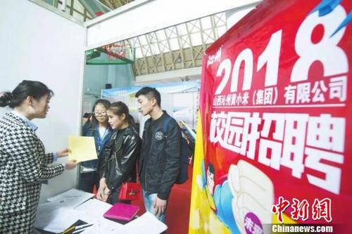 中国侨网3月24日,长治市联合山西省9家高校在太原举办“潞才回巢”百企千岗校园行活动,吸引了2000多名长治籍学子前往竞聘。选择回乡创业就业的长治学子,现场达成意向1583人,其中本科1169人,研究生414人。 主办方提供 摄
