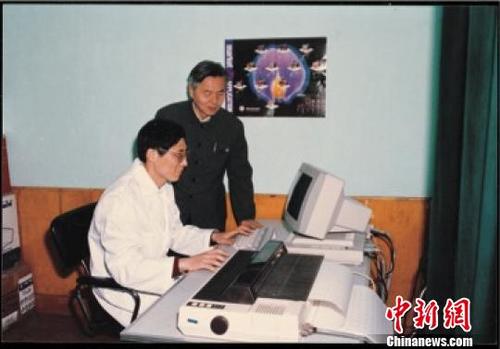 中国侨网与研究生陈凯先讨论。李晓玉 提供