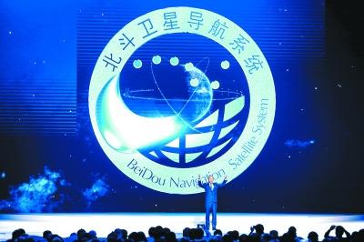 中国侨网2017年12月3日,第四届世界互联网大会世界互联网领先科技成果发布活动在浙江乌镇举行,中国卫星导航系统管理办公室主任冉承其介绍北斗卫星导航系统。新华社记者 孟鼎博摄