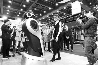 中国侨网智能机器人让参会嘉宾很感兴趣