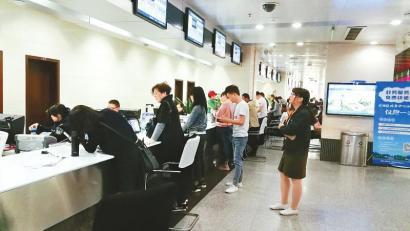 中国侨网龙泉驿区政务服务中心公安办证窗口正在为市民办理落户手续。