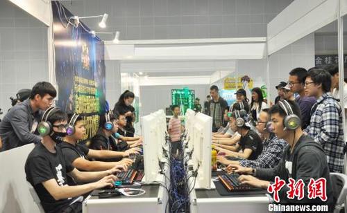 中国侨网图为发布会现场举行的电子竞技体验赛。　钟建珊　摄