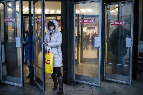 中国侨网资料图：在俄罗斯首都莫斯科，一位市民走出地铁站。(新华社/卫星社)
