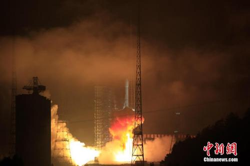 中国侨网北京时间5月4日0时06分，长征三号乙运载火箭在西昌卫星发射中心发射升空，将亚太6C卫星（APSTAR-6C）成功送入太空预定轨道。亚太6C卫星将服务“一带一路”建设，进一步提升亚太地区卫星通信、广播服务能力。 中新社发 长城公司 供图
