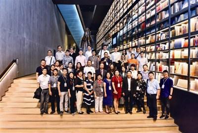 中国侨网海外侨领、侨商和华文媒体代表们在雅昌（深圳）艺术中心合影。
