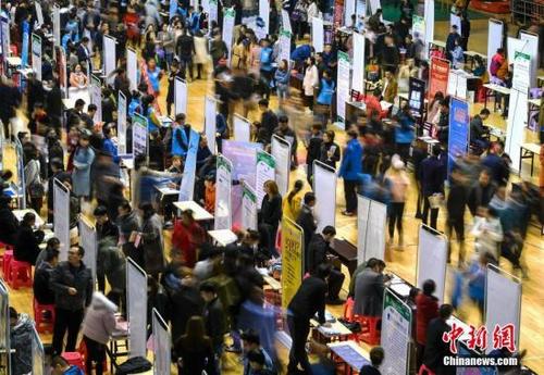 中国侨网资料图:招聘会现场。中新社记者 刘新 摄