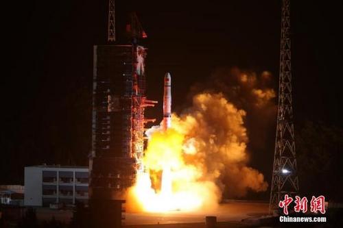 中国侨网5月21日5时28分,中国在西昌卫星发射中心用长征四号丙运载火箭,成功将探月工程嫦娥四号任务鹊桥号中继星发射升空。中新社发 梁珂岩 摄