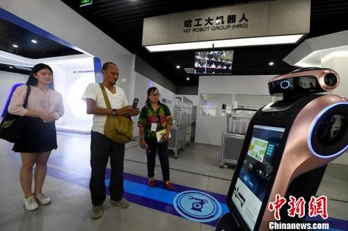 中国侨网图为海外媒体记者参访南宁·中关村创新示范基地。　俞靖　摄
