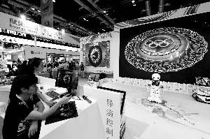 中国侨网人工智能展区,平昌冬奥会北京文艺表演预演方阵系统让观众过足导演瘾。首席摄影记者 李木易/摄