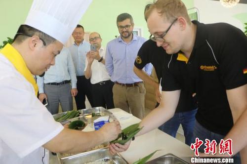 中国侨网现场拜师学艺 赵强 摄