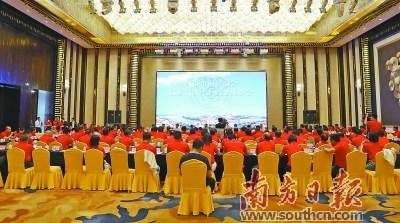 中国侨网深圳市梅县商会组织200多位客商回梅县考察。 曾健锋 摄