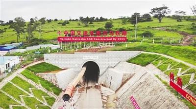 中国侨网正在施工的肯尼亚内马铁路恩贡山隧道。 　　本报记者 吕强 摄