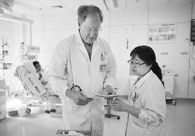 中国侨网来自美国的世界著名心脏专家麦克·卡麦克教授和第一医院所有医务人员一样每天8点前到医院上班,除了门诊,还将参加手术、查房、疑难病例讨论等。 本报通讯员 章琛 本报记者 徐琦摄