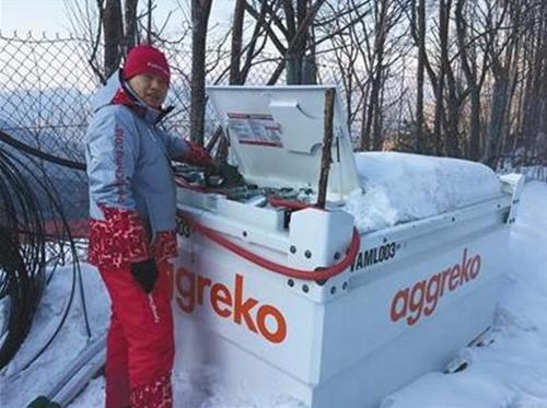 中国侨网平昌冬奥会期间,旌善高山滑雪中心,实习生陈澜到山上给临时发电机组添加油料。受访者供图 图片来源:新京报