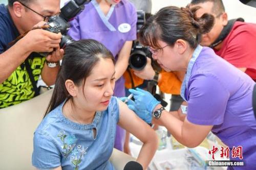中国侨网资料图:5月30日,来自北京的史佳雨女士在接种HPV九价疫苗。中新社记者 骆云飞 摄