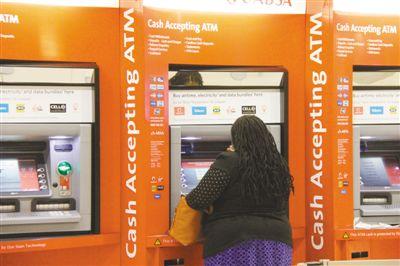 中国侨网南非主要银行的自动取款机均支持银联。图为一名当地人在使用支持银联的自动取款机。本报记者 万 宇摄