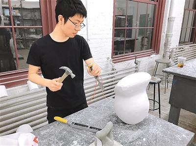 中国侨网钱捷在纽约普端特艺术学院的创意工作室设计并制作形态学装置作品。