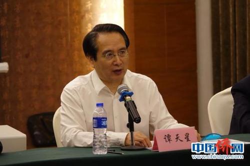 中国侨网侨商投资环境专题调研座谈会27日晚在北京举行，中央统战部副部长谭天星出席会议并讲话。 周欣嫒 摄
