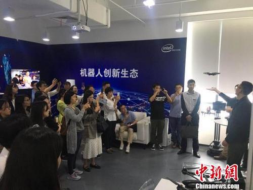 中国侨网参加“张江园区科技之旅”的海外高层次人才走进英特尔。 供图。