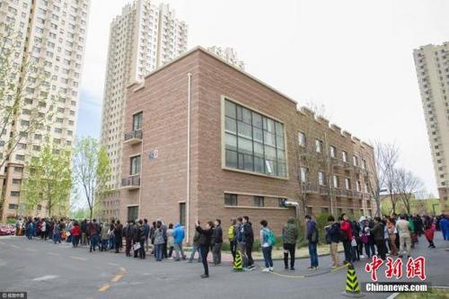 中国侨网资料图：北京一公租房项目现场排队办理公租房登记的队伍。图片来源：视觉中国