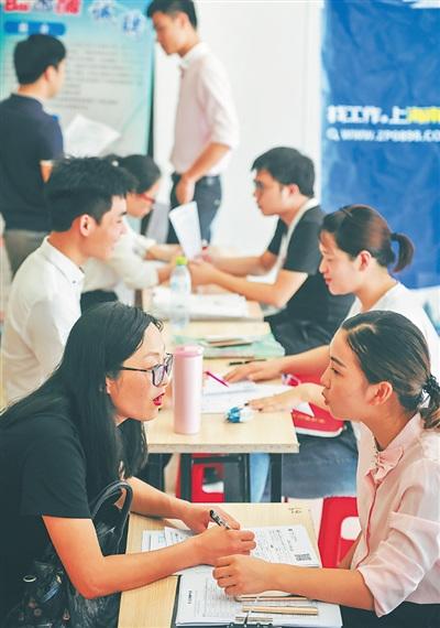 中国侨网6月8日,海南省互联网人才公益招聘会在海口市举行,吸引了不少应聘者。本报记者 袁琛 摄