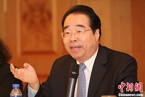 中国侨网8月23日,中央统战部副部长、国务院侨办主任许又声同香港侨界人士座谈交流。 中新社记者 谢光磊 摄