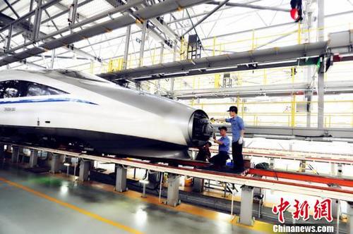 中国侨网“动车医生”对车头进行检修。 周兵 摄