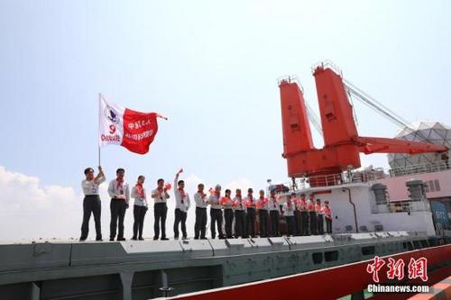 中国侨网资料图,图为科考队员代表们在“雪龙”号甲板上列队。中新社发 蒋小威 摄