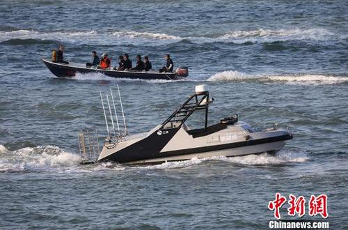 中国侨网无人船参与演练。　泱波　摄