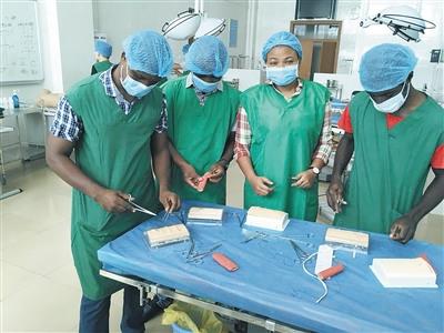 中国侨网非洲留学生在海医附属第一医院接受手术技能培训。侯赛 摄
