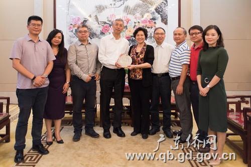 中国侨网资料图:广东侨办主任庞国梅(右五)向鲁展雨会长(左四)致送纪念品。