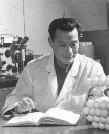中国侨网1985年,严东生在实验室研究晶体结构。中科院上海硅酸盐所 供图