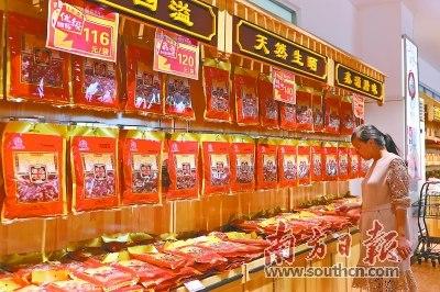 中国侨网厚街镇的食品展柜上，展出了很多具有本地特色的食品。     南方日报记者  孙俊杰 摄
