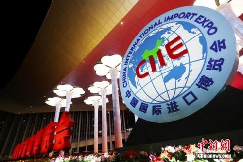 中国侨网资料图：主场馆国家会展中心(上海)点亮主题灯光。 张亨伟 摄