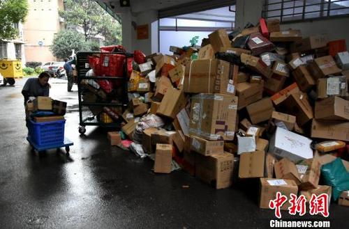 中国侨网快递店工作人员正在清理派件。　卢文伟　摄