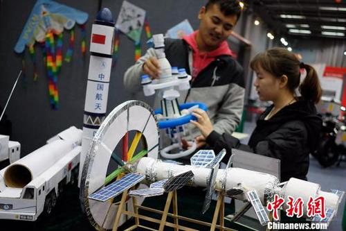 中国侨网大学生被展出的航天飞机、运载火箭、太空舱等模型吸引。　泱波　摄