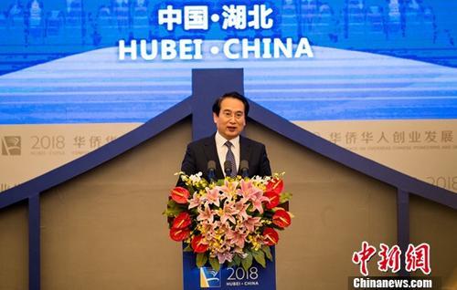 中国侨网11月22日,以“万侨创新,发展共享”为主题的第十八届华侨华人创业发展洽谈会在武汉开幕,来自全球71个国家和地区的1300余名海外华侨华人及2000余名国内代表参会。图为中央统战部副部长谭天星出席开幕式并讲话。中新社记者 张畅 摄