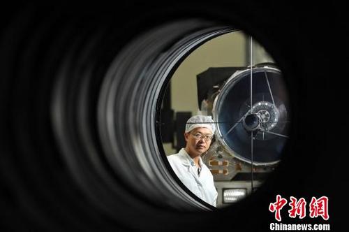 中国侨网黄庚华在大口径激光主动光电系统调试现场　张亨伟　摄