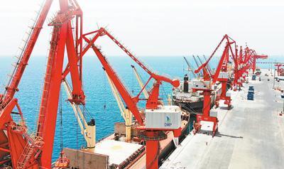 中国侨网吉布提多哈雷多功能港口是中资建筑企业目前在东北非地区承接的最大规模港口项目。图为港口的忙碌景象。  　　本报记者 吕 强摄