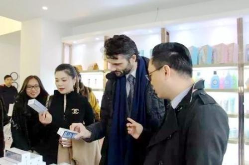 中国侨网苏文义向普拉托市市长马戴奥·毕弗尼介绍企业所经营的意大利品牌商品。(图片来源：欧联网)