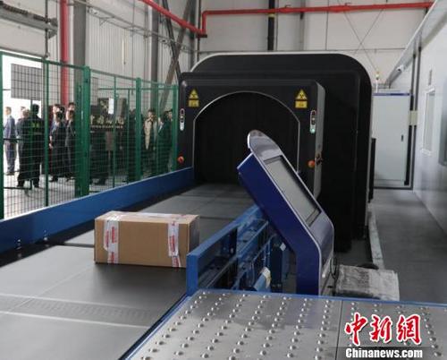 中国侨网空港新城完成陕西跨境电商保税备货首单业务。 刘国柱 摄