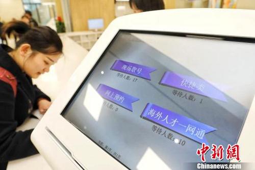 中国侨网外国人来华工作许可、居留许可审批可在5个自然日内完成,据此间官方表示,这是浦东新区率先改革突破实现的中国首创。 黄日阅 摄
