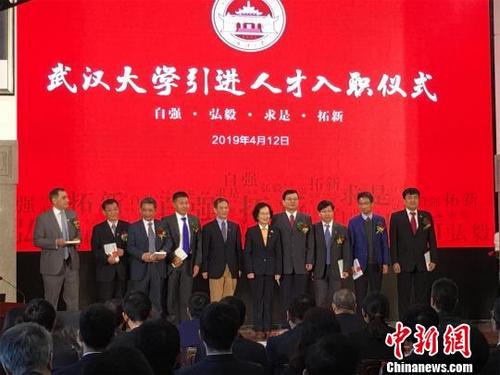 中国侨网颁发教师手册 马芙蓉 摄