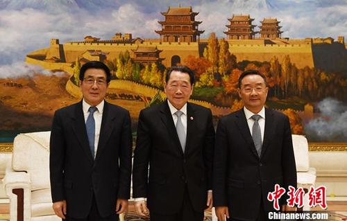 中国侨网4月12日,泰国侨领谢国民访问甘肃。甘肃省委书记林铎(左一)、省长唐仁健(左三)在兰州会见了泰国侨领、正大集团资深董事长谢国民(左二)一行并合影,双方就如何利用正大集团全球商圈网络助推甘肃扶贫进行了合作洽谈,拟开展果蔬种植加工合作,推动扶贫富民共识。中新社记者 杨艳敏 摄