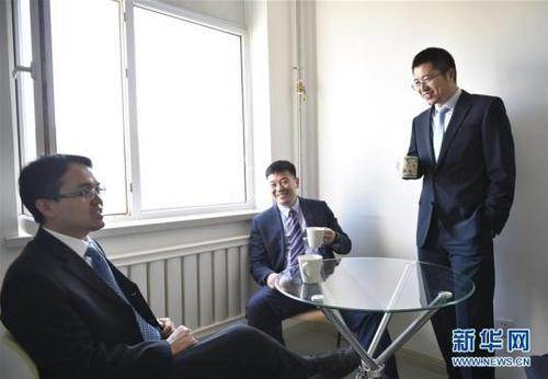 中国侨网梁辉南博士(左)、王荣华博士(右)、高珺博士(中)茶歇室休息聊天(4月1日摄)。新华社记者 姚剑锋 摄
